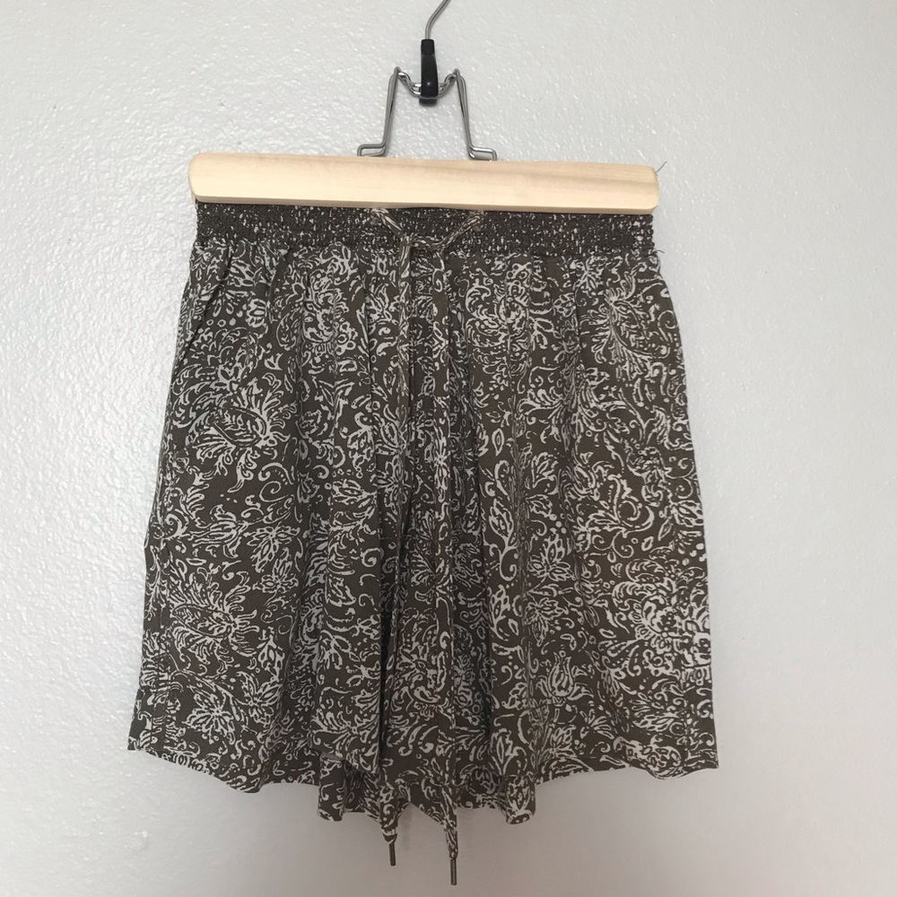 Green and white print soft shorts